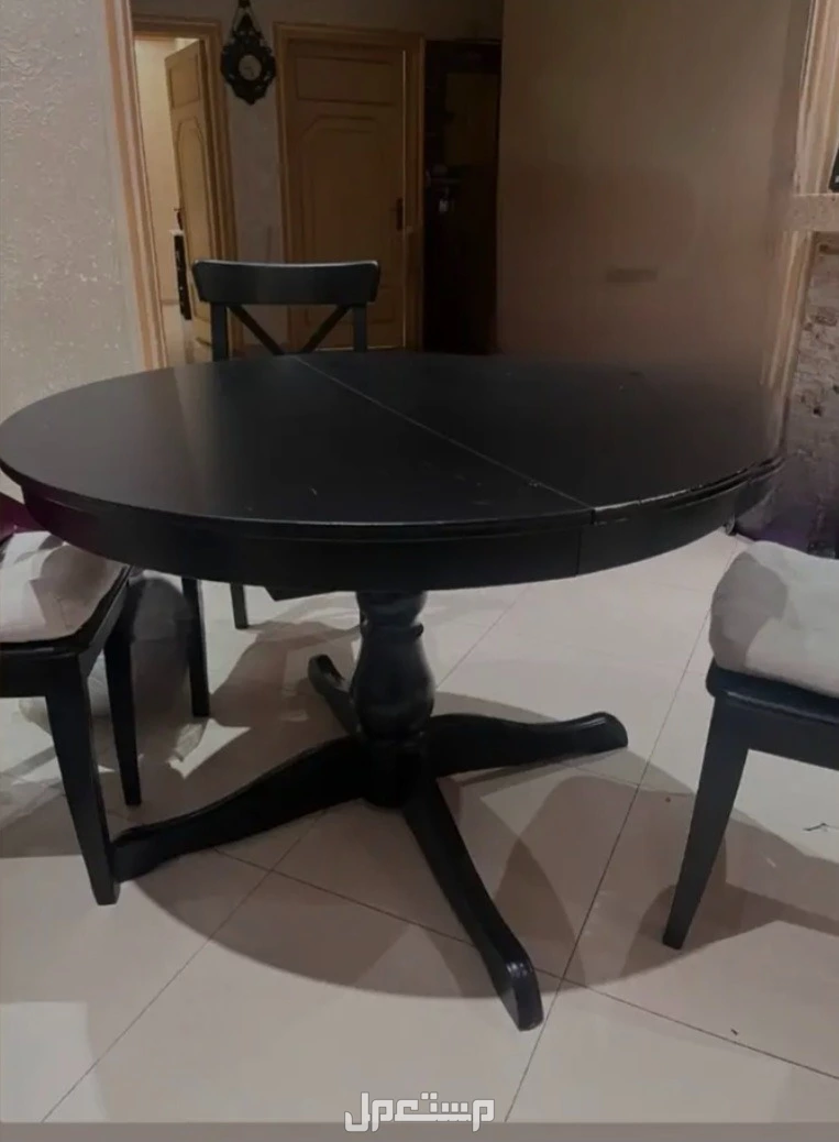 اثاث متكامل غرفة نوم مكونه من تسريحه ايكيا وكومادينه ومرايا وتسريحه صغيرة وسرير مع مرتبة 16×200 و غرفة كنب ومكتبة تلفزيون وطاولة طعام ايكيا تكفي سته اشخاص مع 4 كراسي ب 3000 ريال