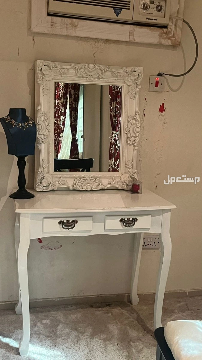 اثاث متكامل غرفة نوم مكونه من تسريحه ايكيا وكومادينه ومرايا وتسريحه صغيرة وسرير مع مرتبة 16×200 و غرفة كنب ومكتبة تلفزيون وطاولة طعام ايكيا تكفي سته اشخاص مع 4 كراسي ب 3000 ريال
