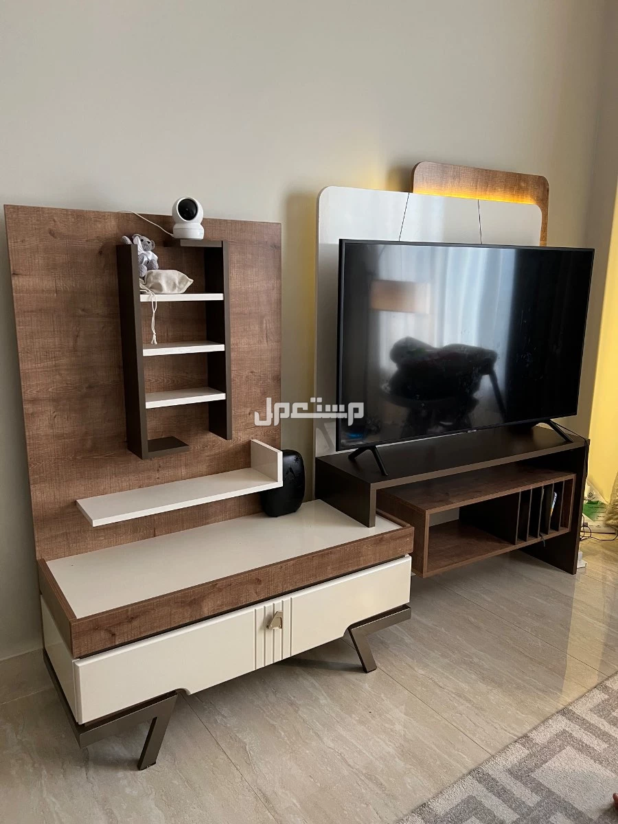 للبيع دولاب تلفزيون أنيق بحالة ممتازة ب 700