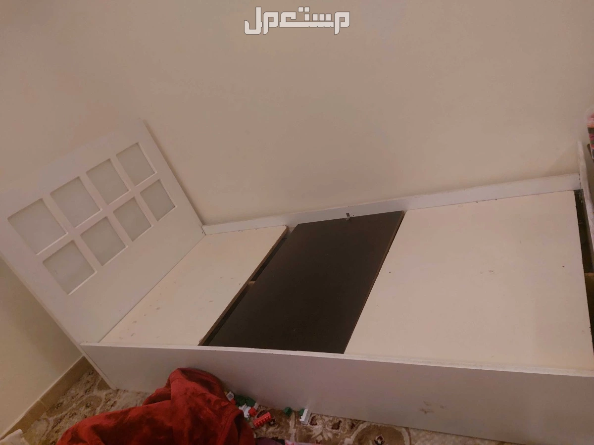 عدد 2 سرير نفر مع المراتب وكمودينة