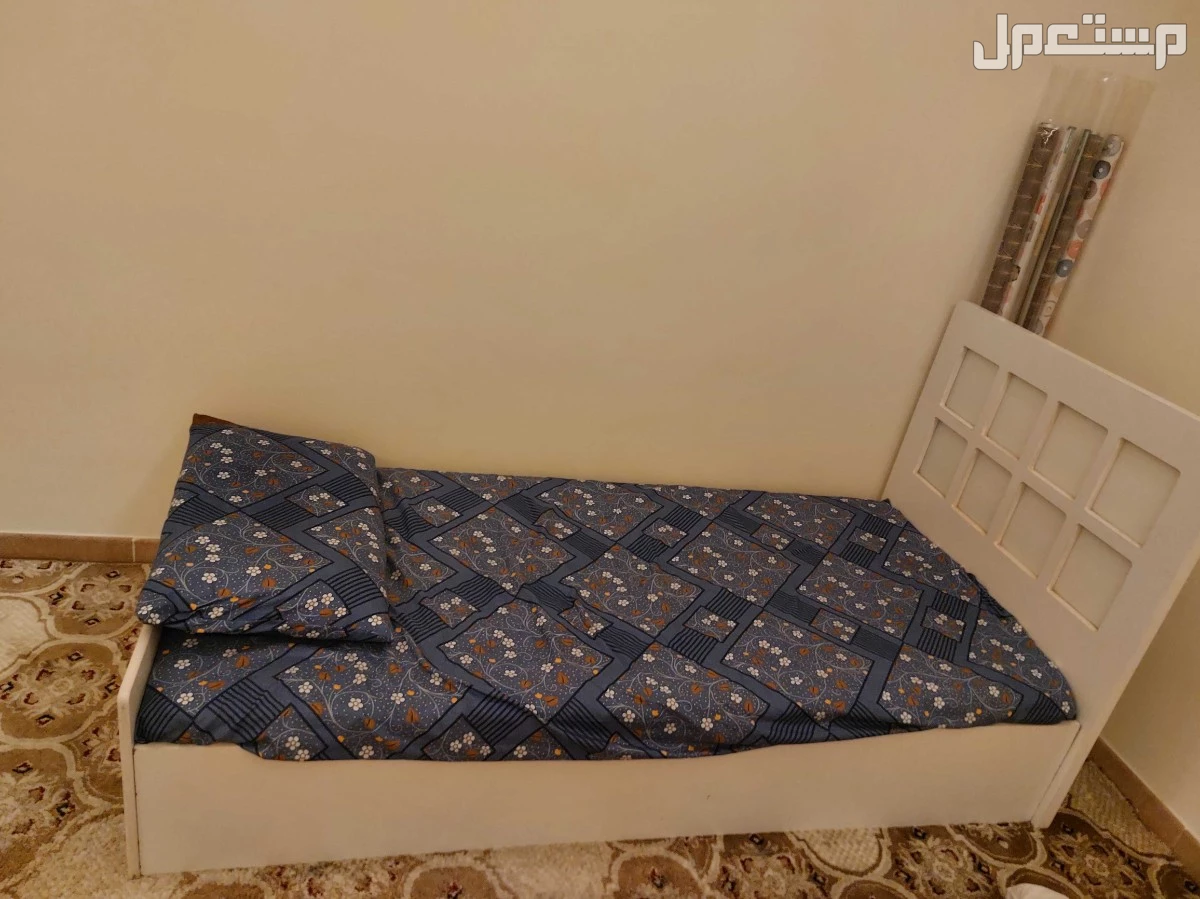 عدد 2 سرير نفر مع المراتب وكمودينة