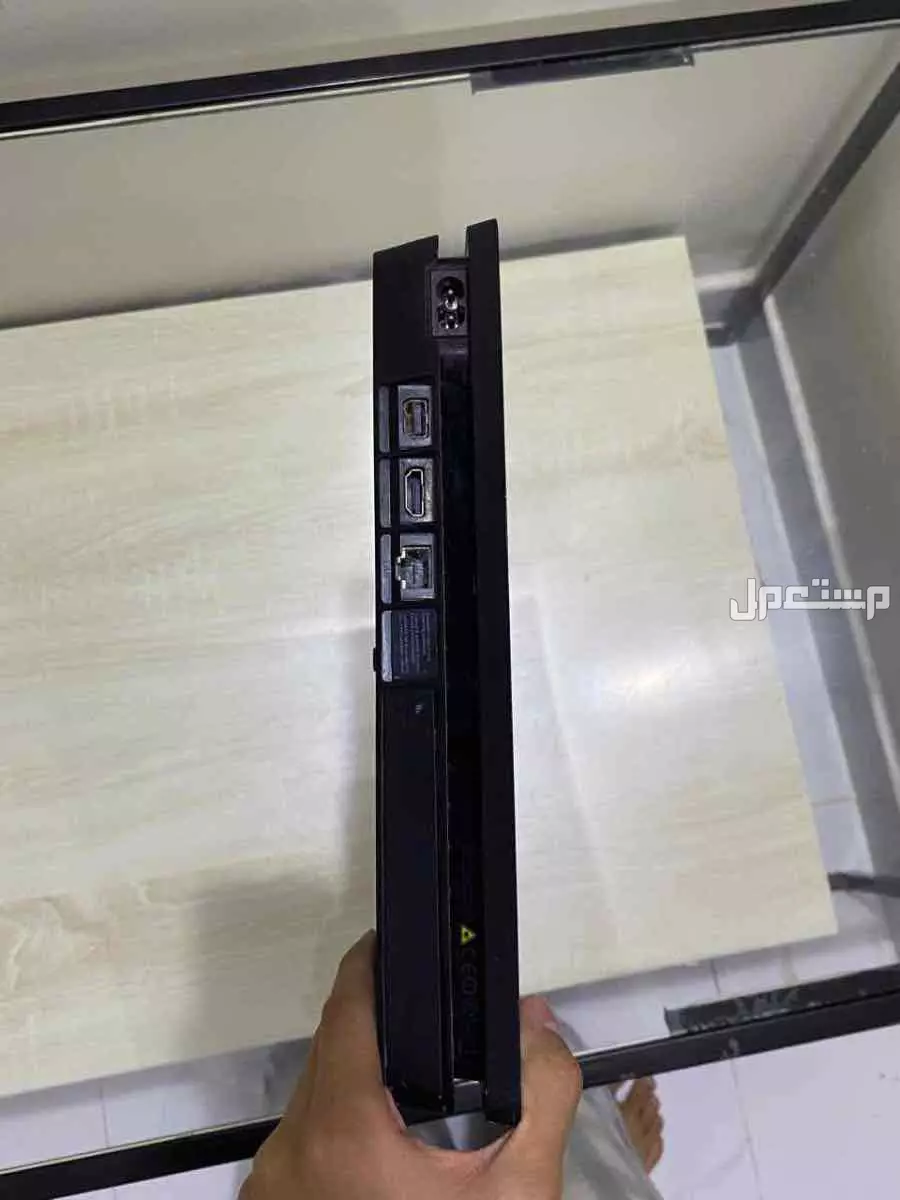 سوني 4 معه يد ونضيف ولا فيه تقطيع ولا يوجّه اي مشكله معه شريط قراند 4 و شريط ما نيكرفت