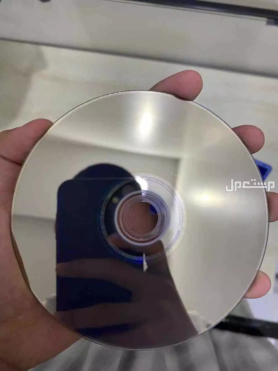 سوني 4 معه يد ونضيف ولا فيه تقطيع ولا يوجّه اي مشكله معه شريط قراند 4 و شريط ما نيكرفت