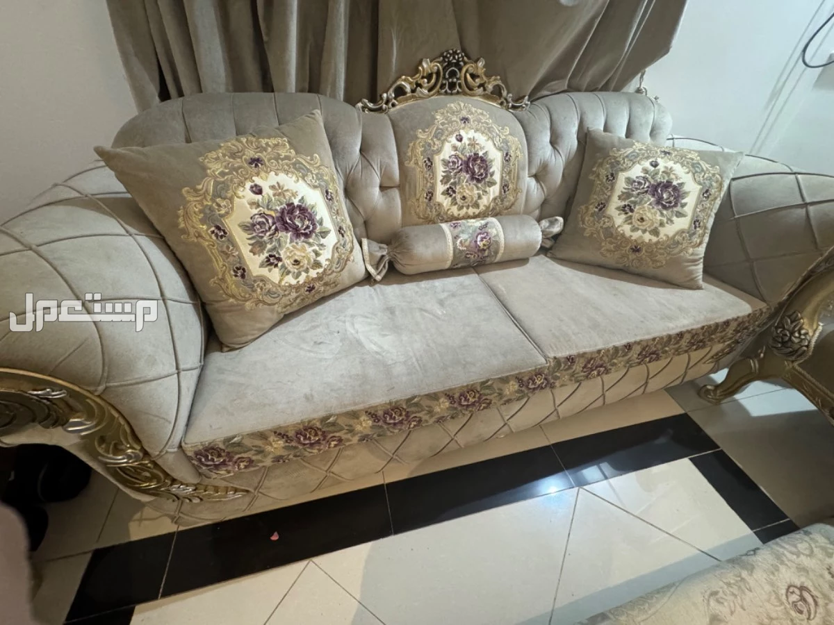 كنب نظيف مع طقم طاولات كامل – سعر مغري لسرعة البيع في المدينة المنورة