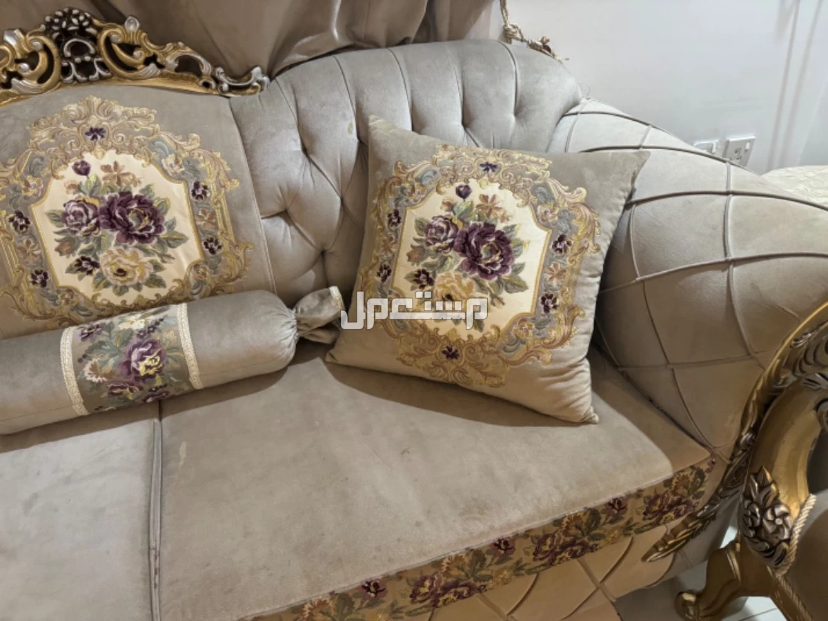 كنب نظيف مع طقم طاولات كامل – سعر مغري لسرعة البيع في المدينة المنورة