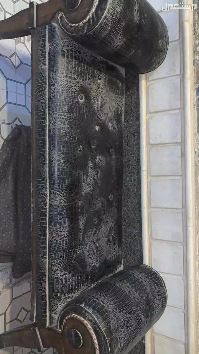 “كرسي تراثي بحالة قابلة للترميم – الجلد صناعي، يصلح لديكور أو جلسة خارجية في الرياض بسعر 80 وقابل للتفاوض