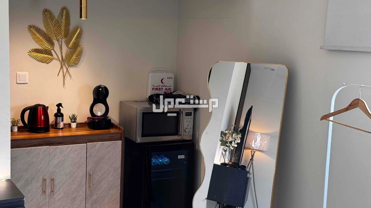 بيع سرير نفرين وديكور تلفزيون وثلاجه وركن كوفي انيق وكرسين وطاولة