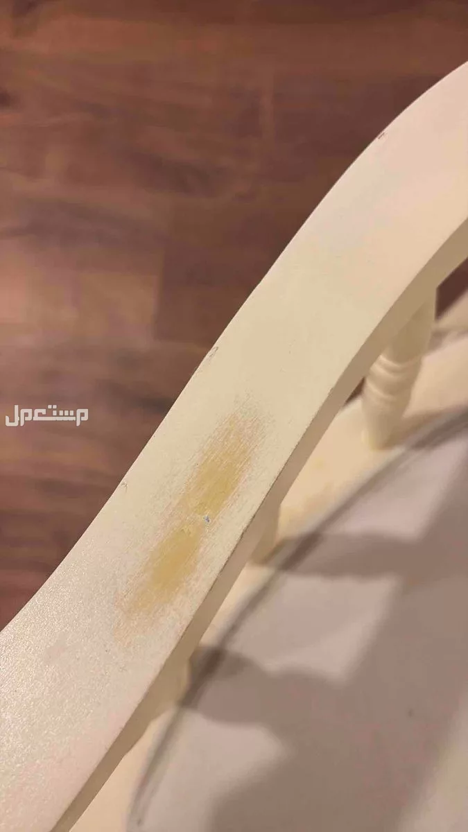 كرسي هزاز وطاولة للبيع شبه جديد