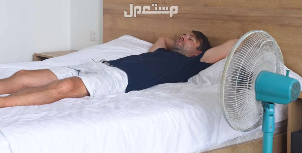 أضرار تشغيل المروحة أثناء النوم.. 5 تحذيرات طبية يجب أن تعرفها شخص نائم أمام مروحة