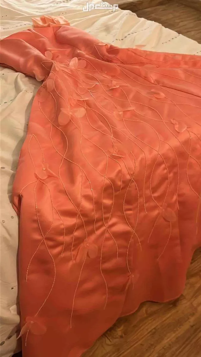 فستان من مصممه كويتيه المقاس Mويلبس L وفيه مجال توسيع بالكجنق معها جديد لبس مره واحده