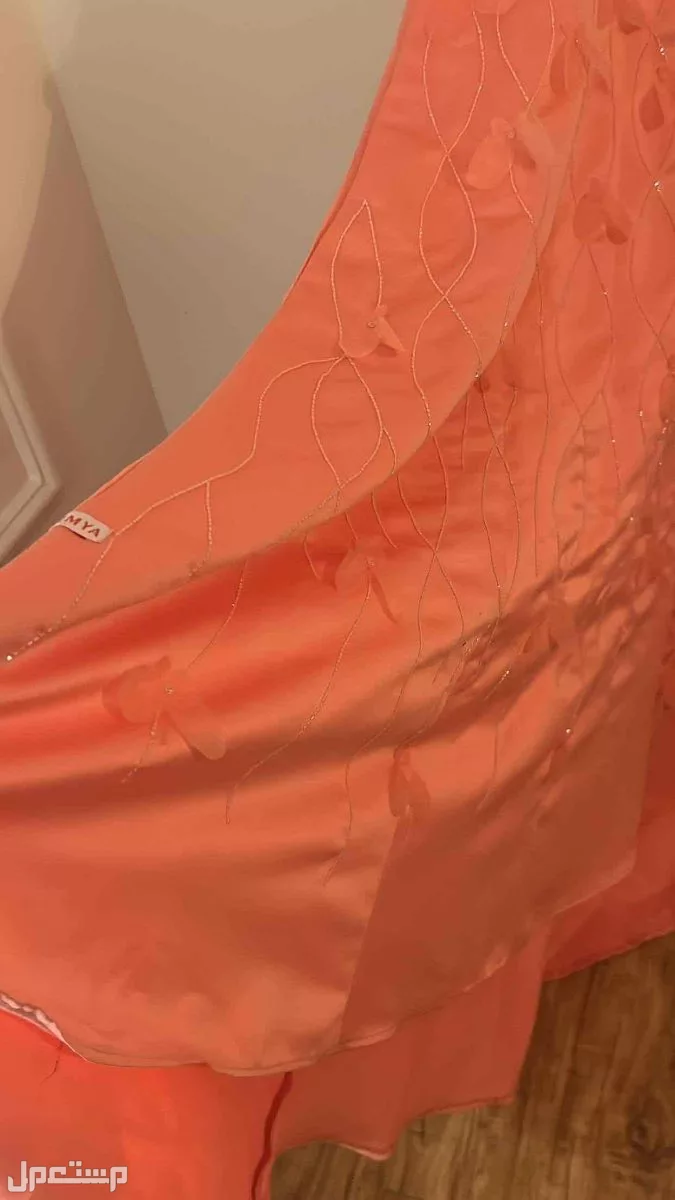 فستان من مصممه كويتيه المقاس Mويلبس L وفيه مجال توسيع بالكجنق معها جديد لبس مره واحده