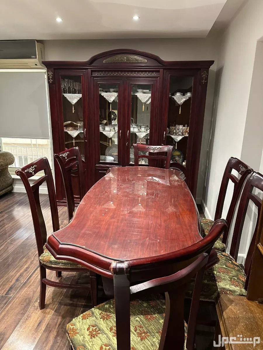 غرفة سفرة كاملة مكونة من نيش 4 درف وترابيزة و6 كراسي