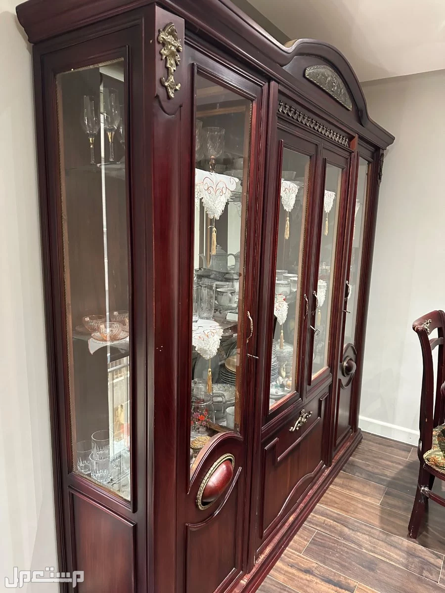 غرفة سفرة كاملة مكونة من نيش 4 درف وترابيزة و6 كراسي