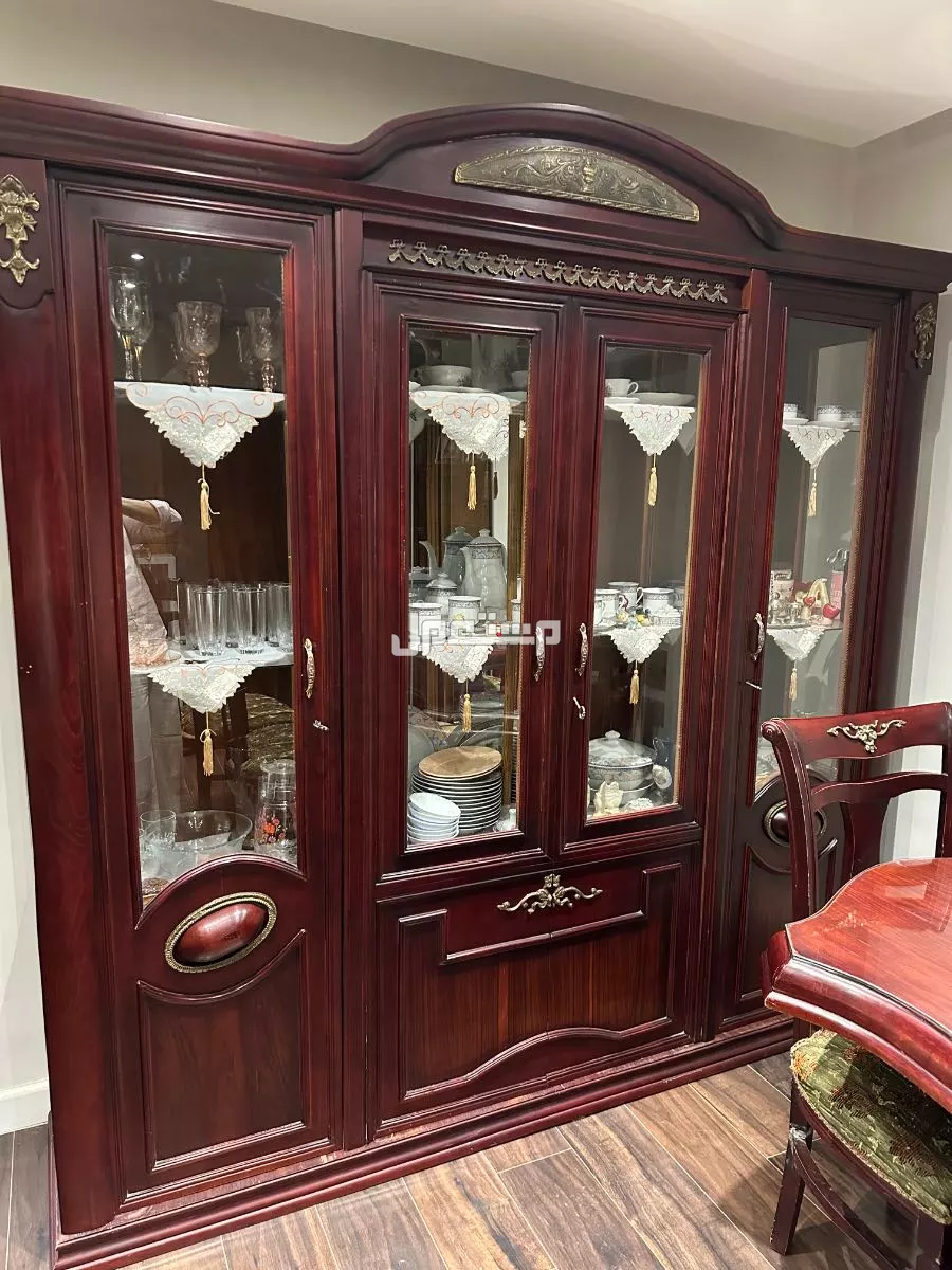 غرفة سفرة كاملة مكونة من نيش 4 درف وترابيزة و6 كراسي