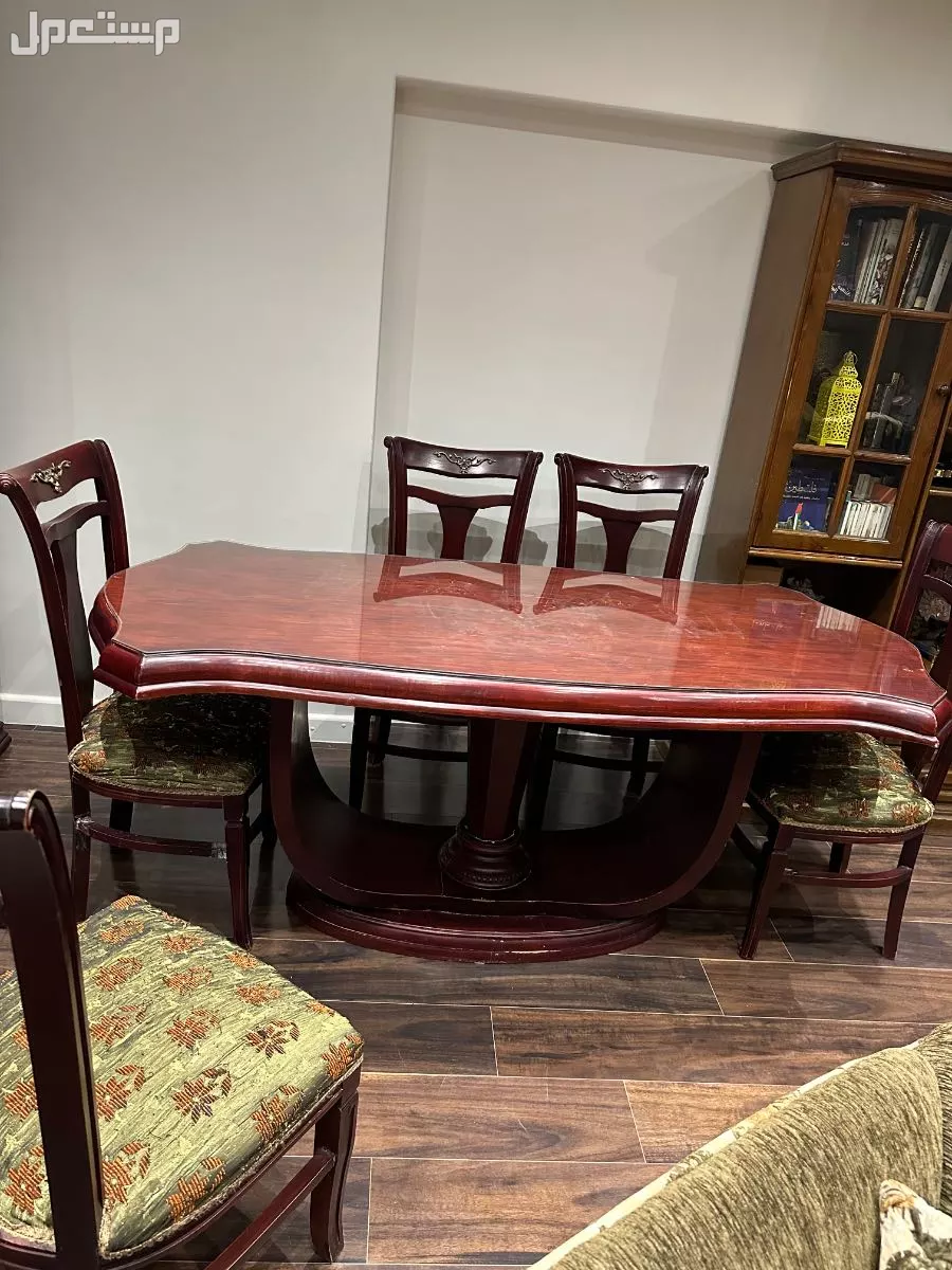 غرفة سفرة كاملة مكونة من نيش 4 درف وترابيزة و6 كراسي