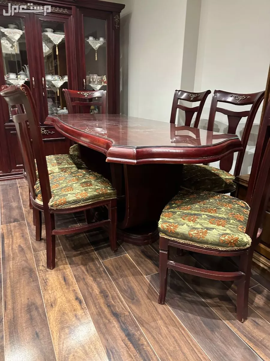 غرفة سفرة كاملة مكونة من نيش 4 درف وترابيزة و6 كراسي