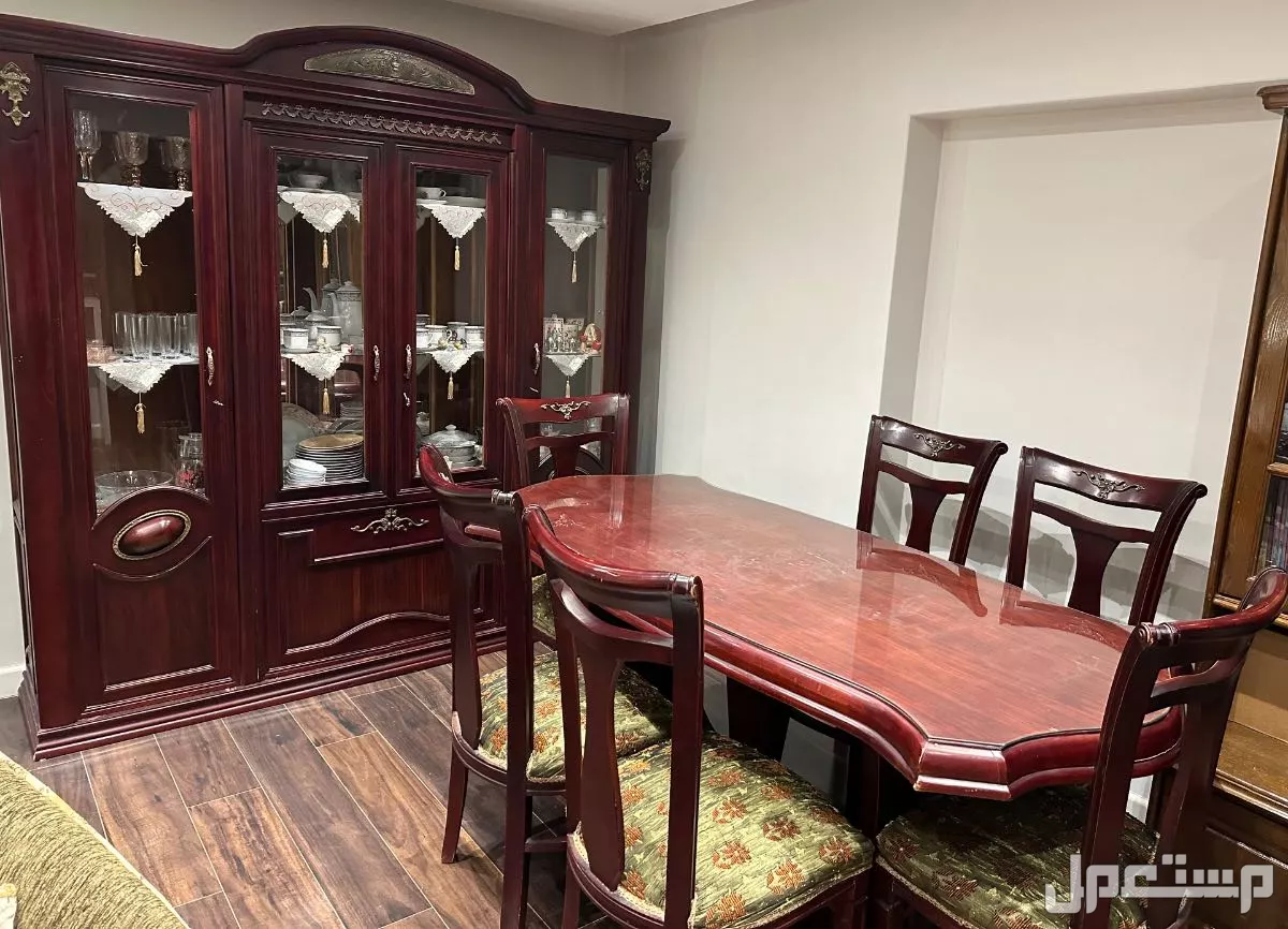 غرفة سفرة كاملة مكونة من نيش 4 درف وترابيزة و6 كراسي