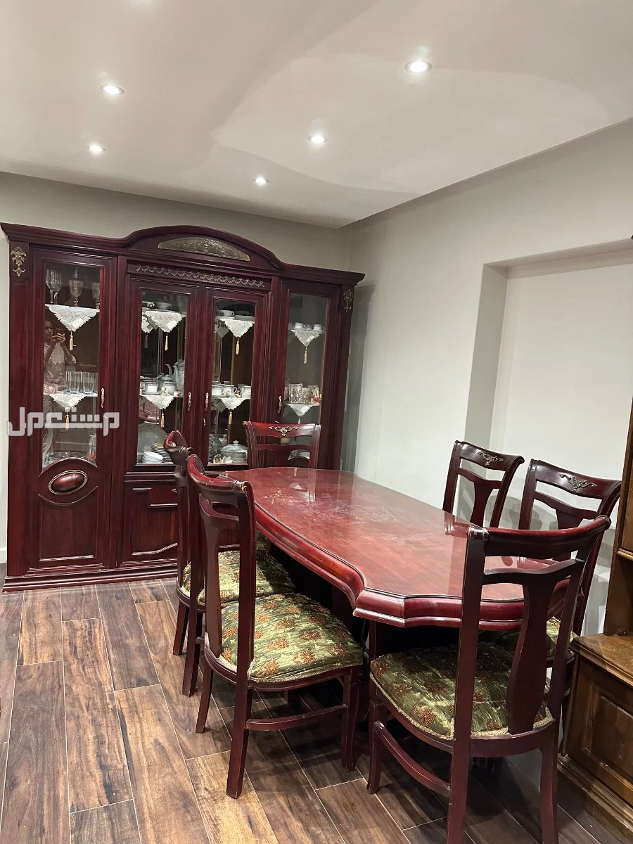 غرفة سفرة كاملة مكونة من نيش 4 درف وترابيزة و6 كراسي