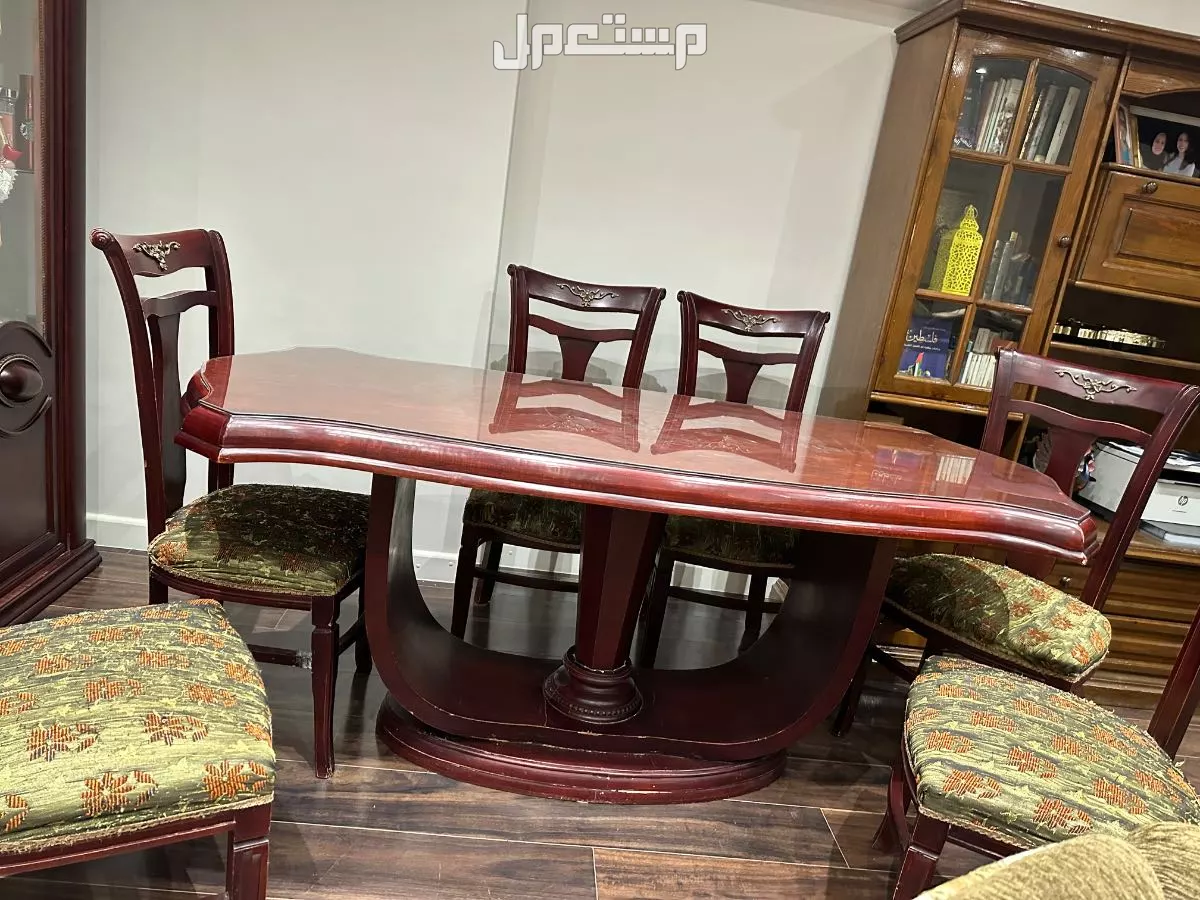 غرفة سفرة كاملة مكونة من نيش 4 درف وترابيزة و6 كراسي