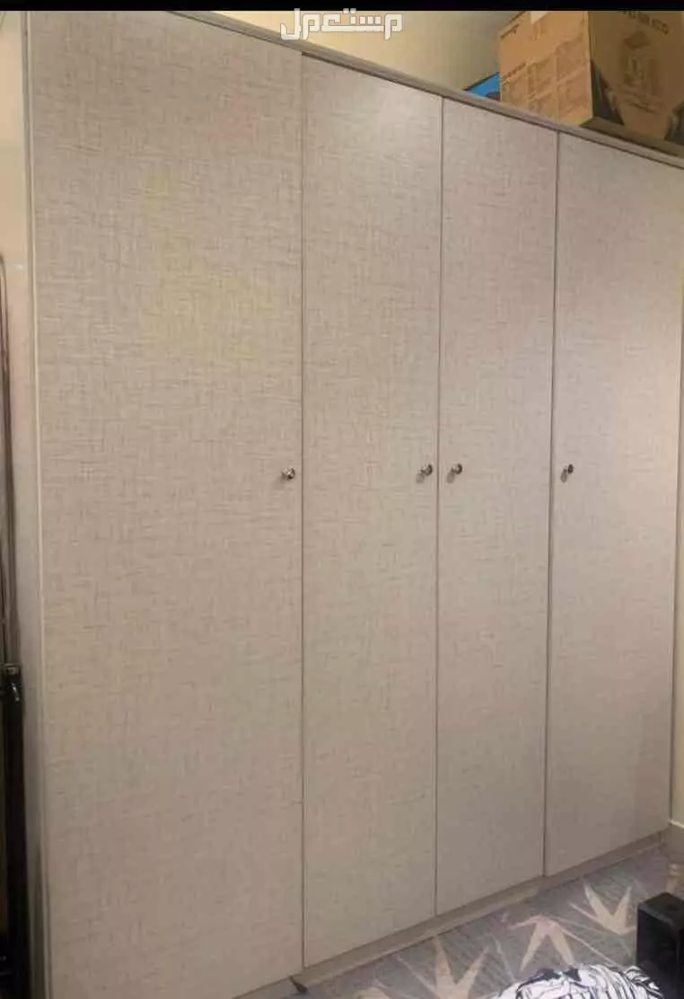 اثاث مستعمل ثلاث دواليب واحد كبير واثنين نفس ألون وايضا سرير لون اسود وايضا دولاب صغير في مشكلة بسيطة وطاولة نفس الشيء