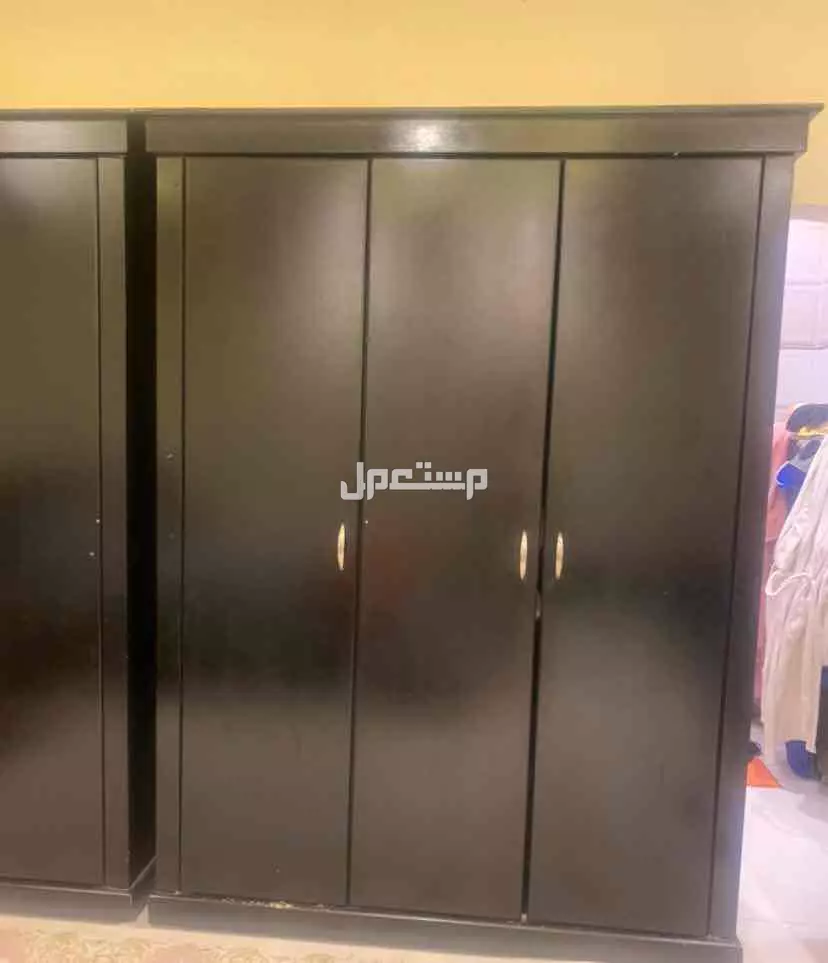 اثاث مستعمل ثلاث دواليب واحد كبير واثنين نفس ألون وايضا سرير لون اسود وايضا دولاب صغير في مشكلة بسيطة وطاولة نفس الشيء