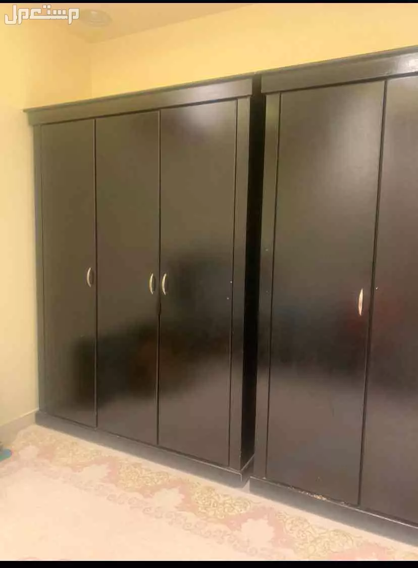 اثاث مستعمل ثلاث دواليب واحد كبير واثنين نفس ألون وايضا سرير لون اسود وايضا دولاب صغير في مشكلة بسيطة وطاولة نفس الشيء