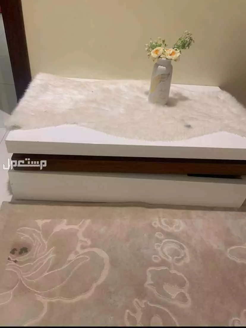 اثاث مستعمل ثلاث دواليب واحد كبير واثنين نفس ألون وايضا سرير لون اسود وايضا دولاب صغير في مشكلة بسيطة وطاولة نفس الشيء