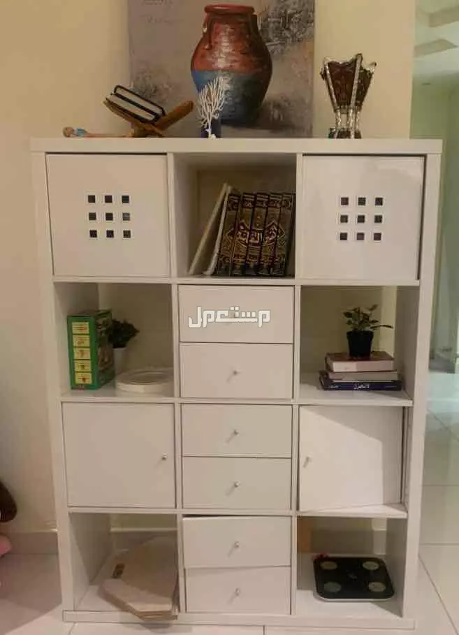 اثاث مستعمل ثلاث دواليب واحد كبير واثنين نفس ألون وايضا سرير لون اسود وايضا دولاب صغير في مشكلة بسيطة وطاولة نفس الشيء