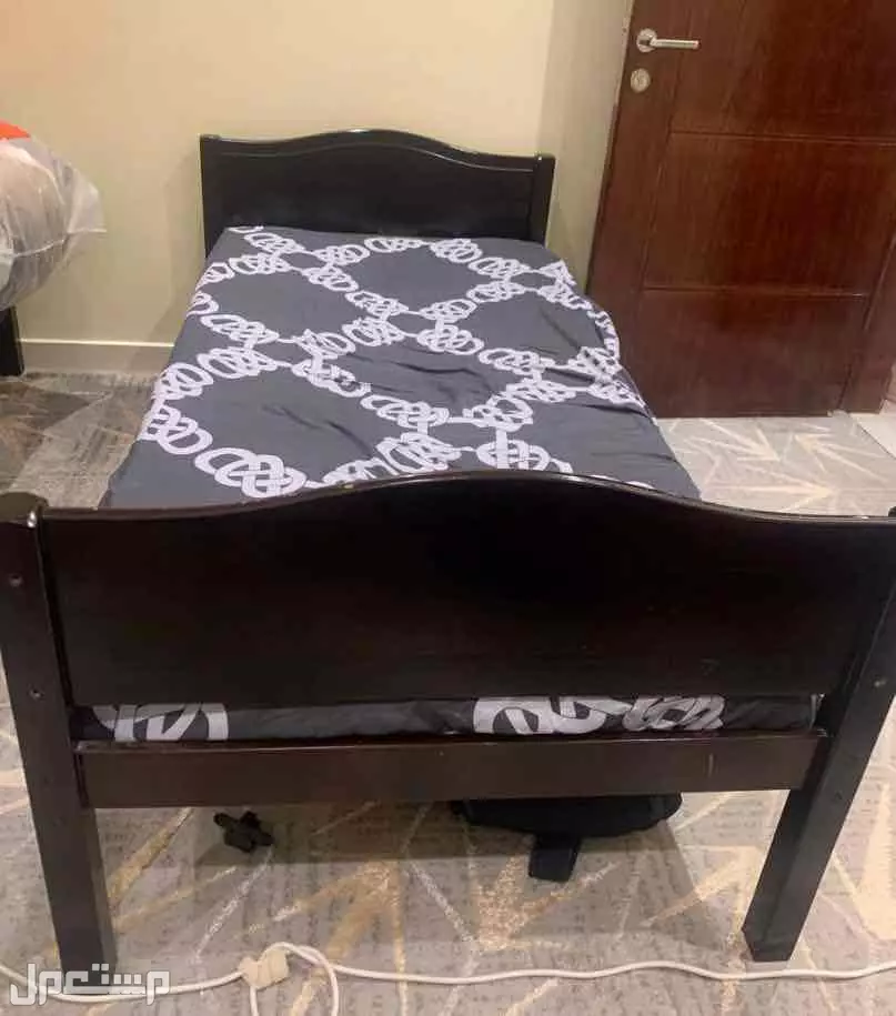 اثاث مستعمل ثلاث دواليب واحد كبير واثنين نفس ألون وايضا سرير لون اسود وايضا دولاب صغير في مشكلة بسيطة وطاولة نفس الشيء