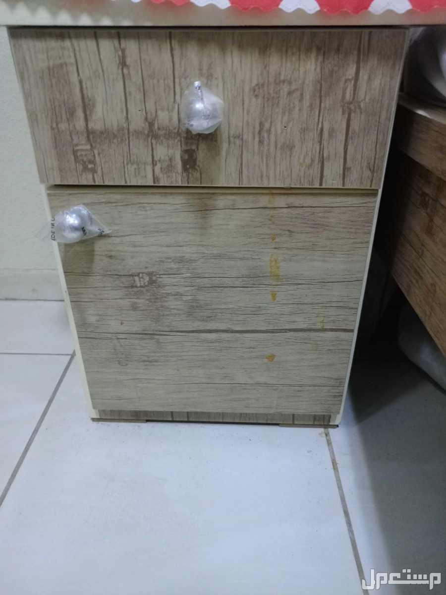 للبيع غرفة نوم و غسالة بحالة ممتازة