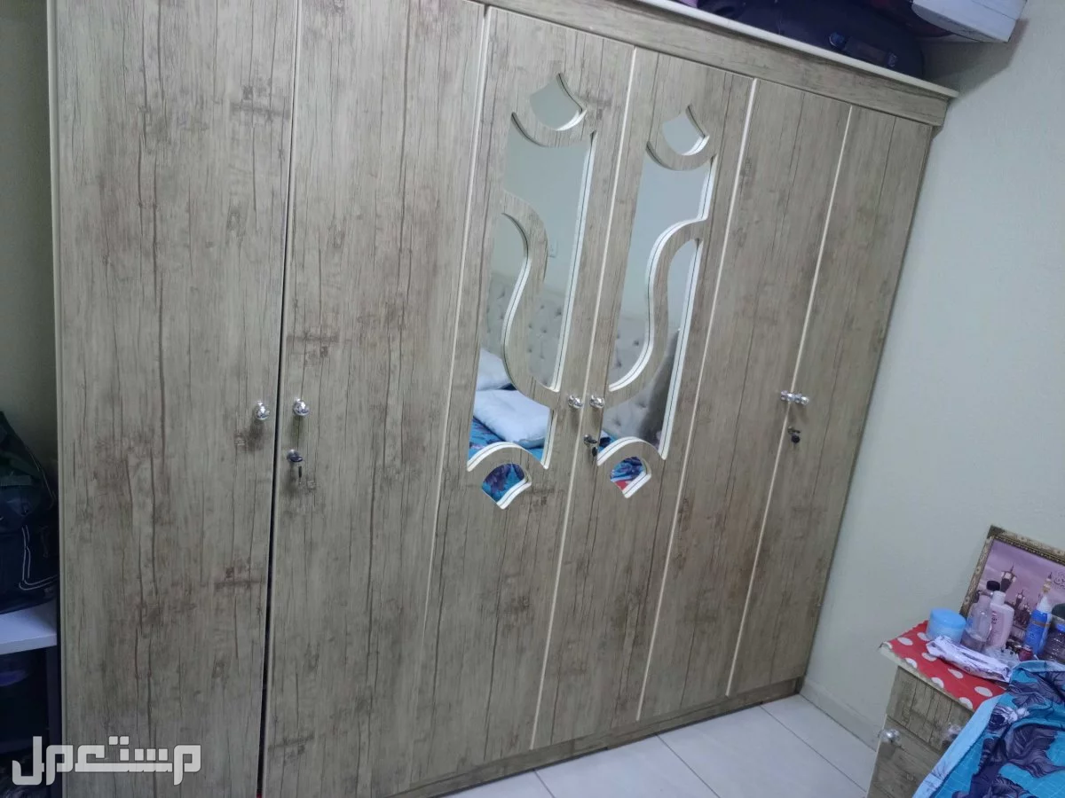 للبيع غرفة نوم و غسالة بحالة ممتازة