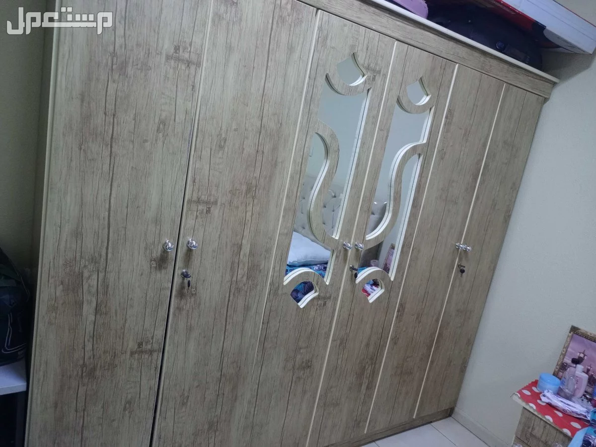 للبيع غرفة نوم و غسالة بحالة ممتازة