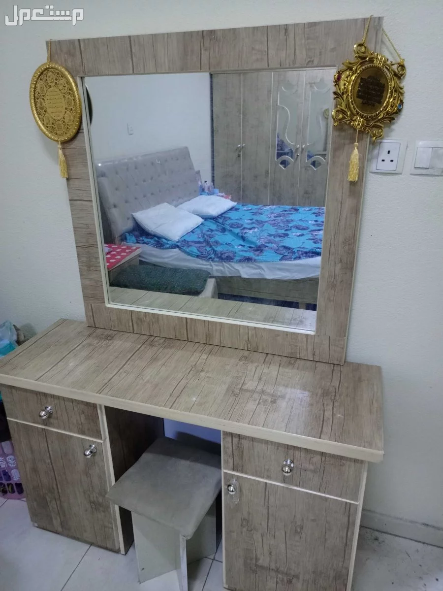 للبيع غرفة نوم و غسالة بحالة ممتازة