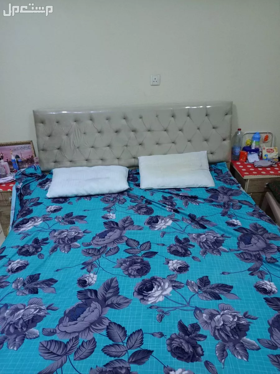 للبيع غرفة نوم و غسالة بحالة ممتازة