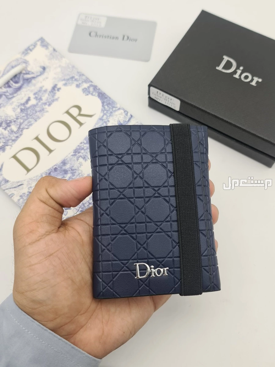 نظارات___ رجالي..   جديده من ديور..  مع جميع ملحقات الماركه..    **السعر100ريال..