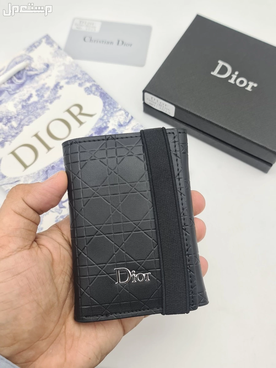 نظارات___ رجالي..   جديده من ديور..  مع جميع ملحقات الماركه..    **السعر100ريال..