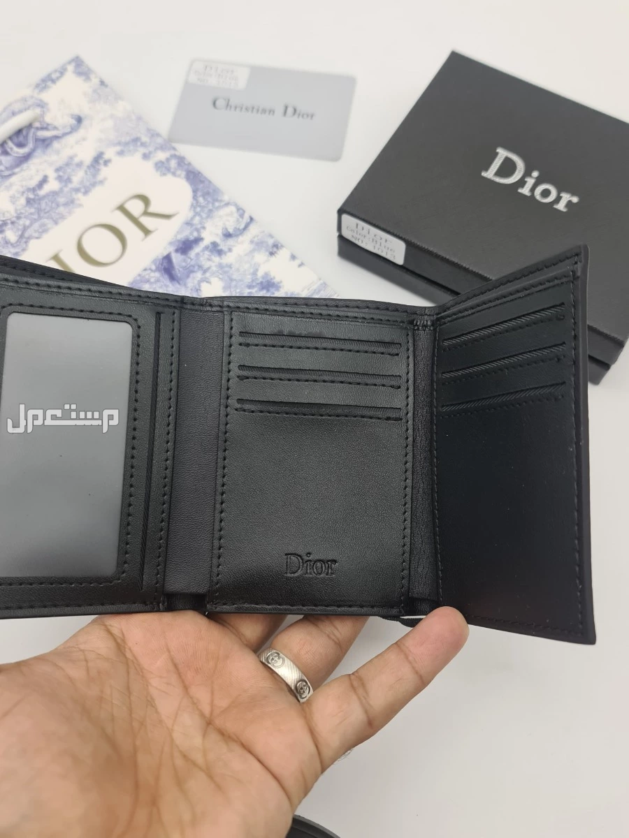 نظارات___ رجالي..   جديده من ديور..  مع جميع ملحقات الماركه..    **السعر100ريال..