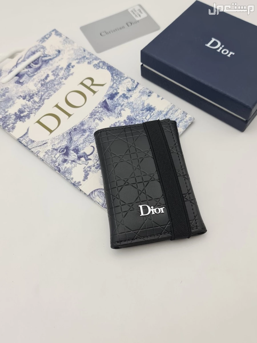 نظارات___ رجالي..   جديده من ديور..  مع جميع ملحقات الماركه..    **السعر100ريال..