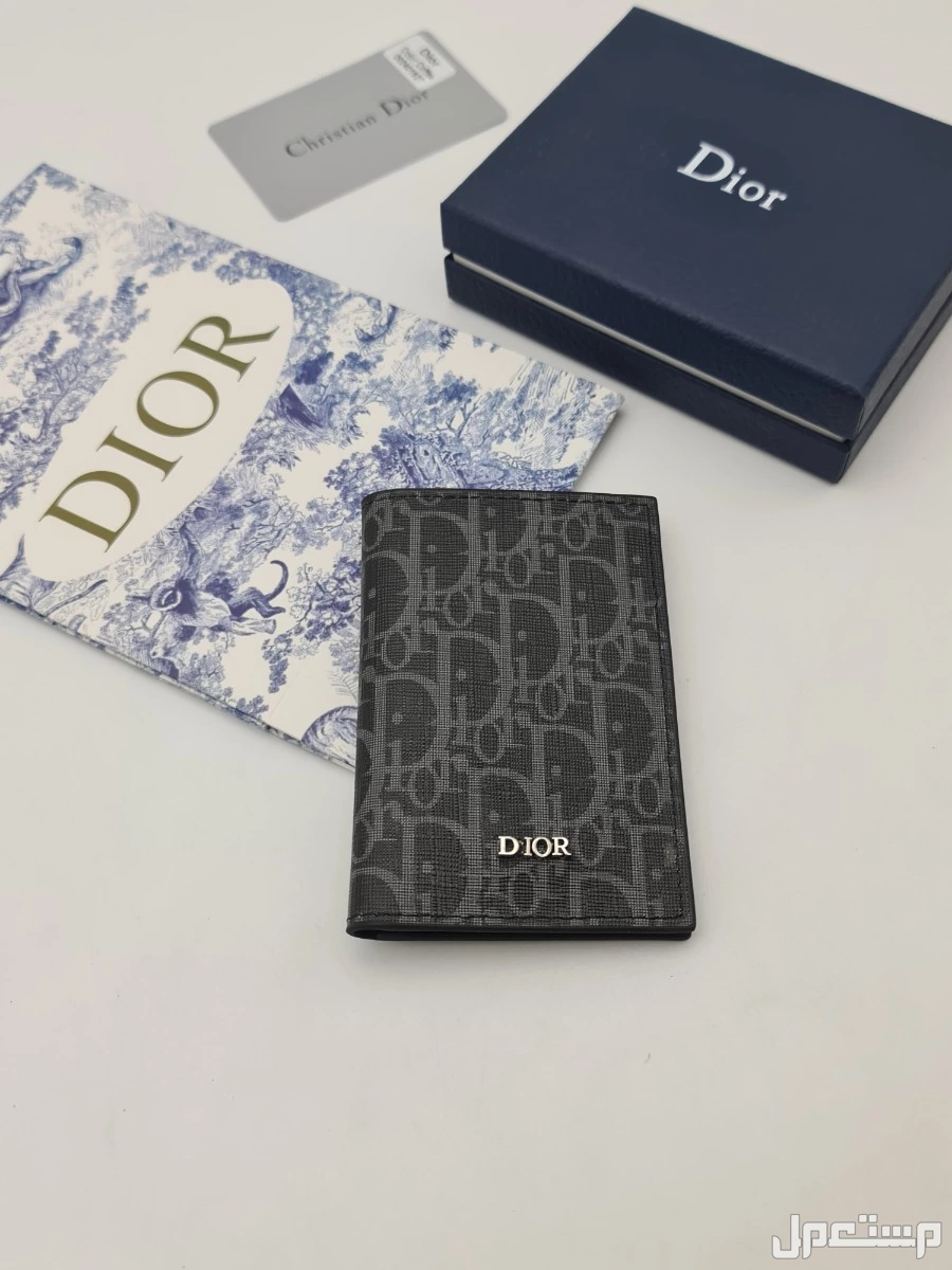 نظارات___ رجالي..   جديده من ديور..  مع جميع ملحقات الماركه..    **السعر100ريال..