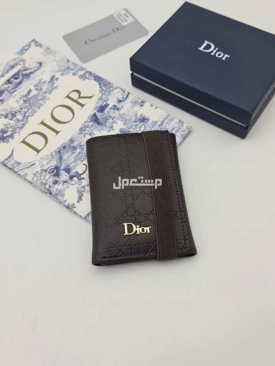 نظارات___ رجالي..   جديده من ديور..  مع جميع ملحقات الماركه..    **السعر100ريال..