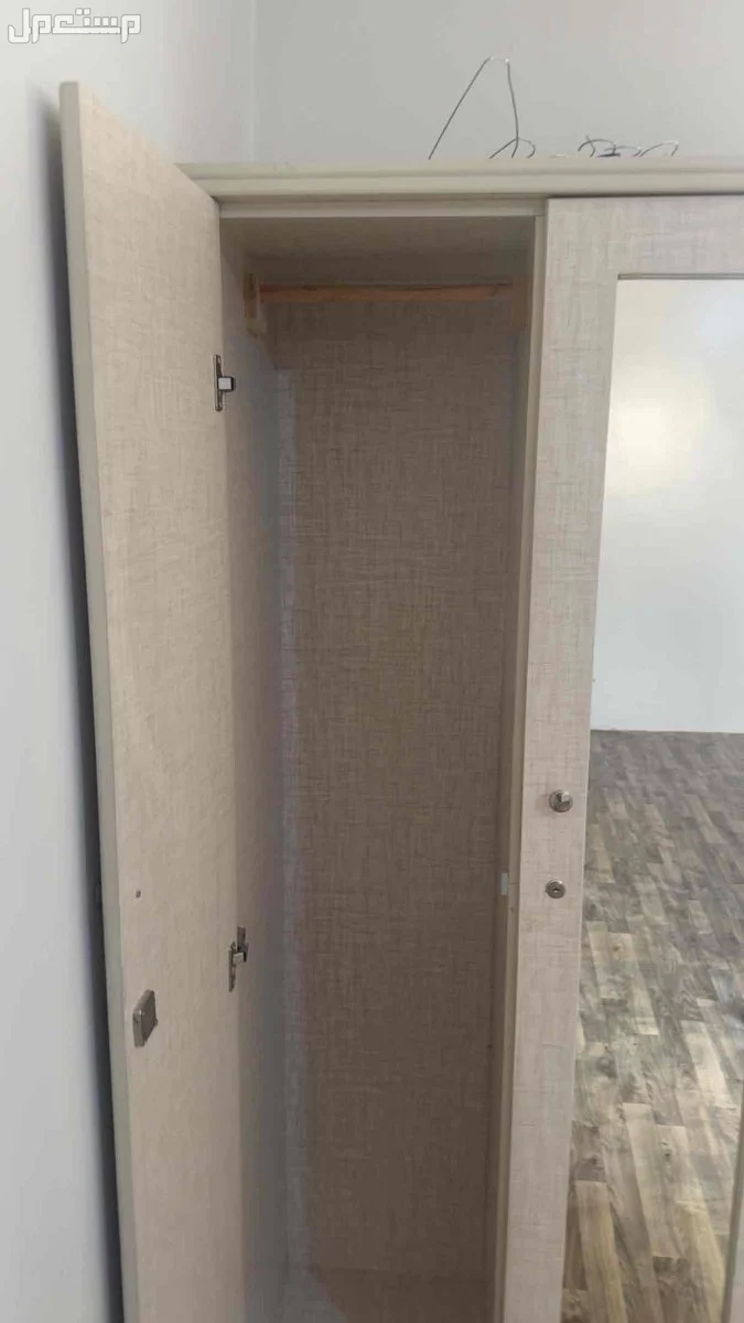 للبيع دولاب ملابس استخدام نظيف