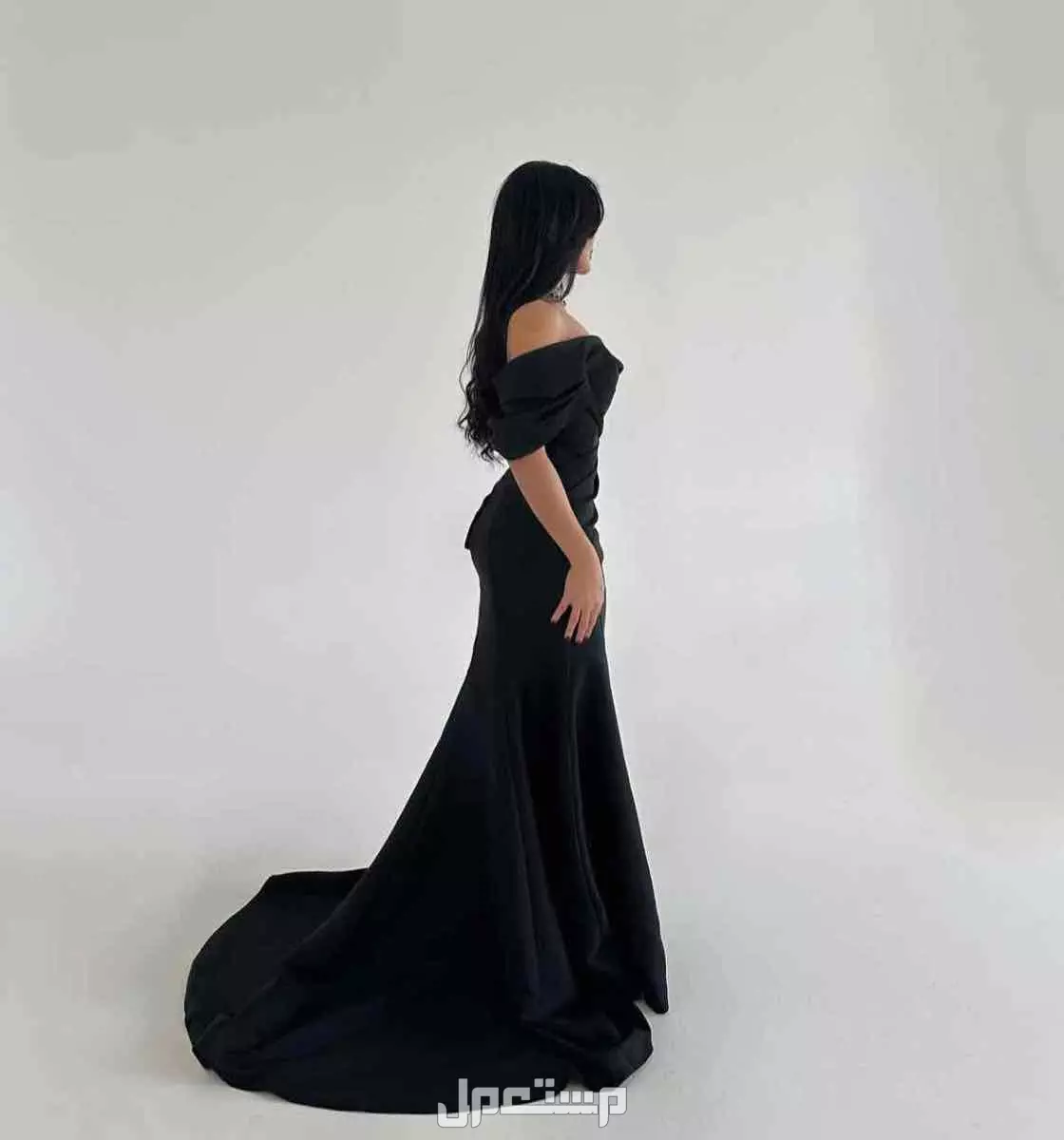 فستان لبس مره وحدة قابل للشحن بسعر 800 ريال وقابل للتفاوض