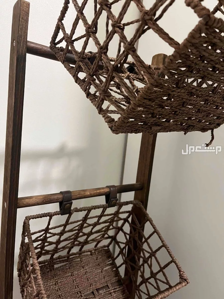 طاولة وسلات تخزين وشجرة منزلية في مكة المكرمة بسعر 500 ريال سعودي