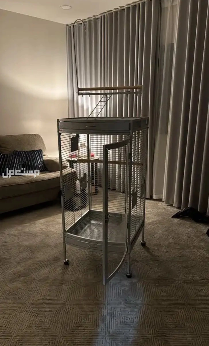 قفص ابيض كبير للبيع مناسب للمكاو والامزون والكاسكو  في القطيف بسعر 700 ريال سعودي