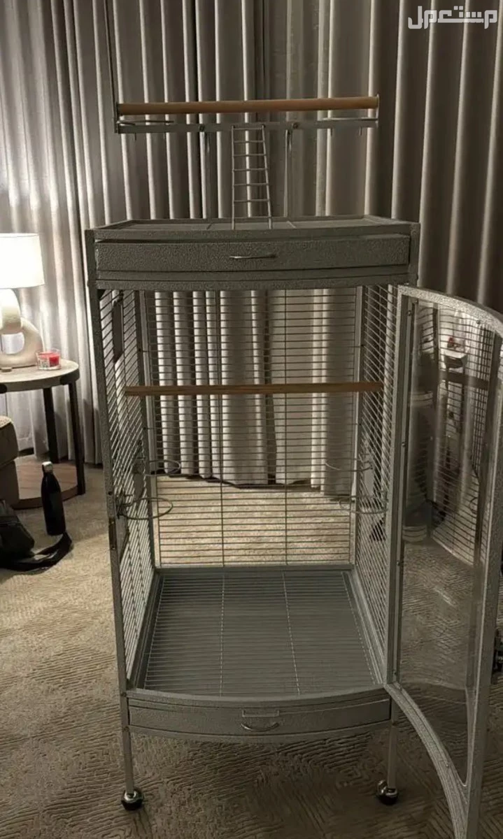 قفص ابيض كبير للبيع مناسب للمكاو والامزون والكاسكو  في القطيف بسعر 700 ريال سعودي