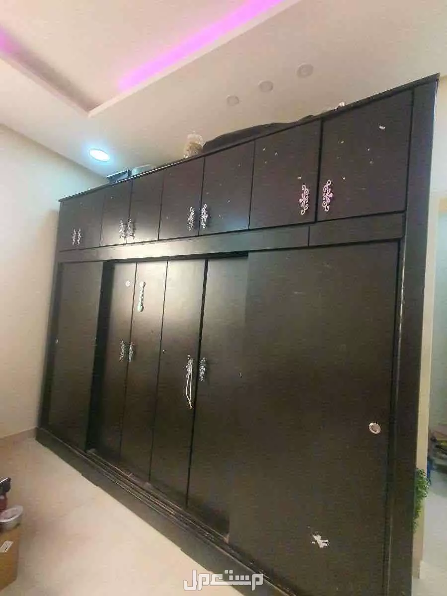 دولاب كبير للتخزين ومعه شنوفيره دولاب صغير نضيفه للبيع بسعر 2500 قابله للتفاوض بحي العوالي مستعمل نضيف وغالي حجمه كبير  في الرياض بسعر 2500 ريال سعودي