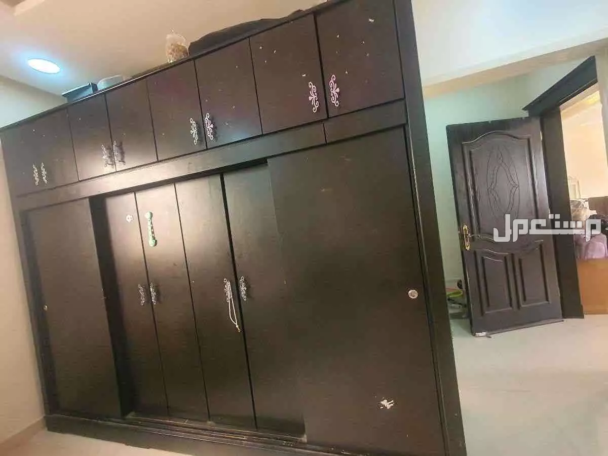 دولاب كبير للتخزين ومعه شنوفيره دولاب صغير نضيفه للبيع بسعر 2500 قابله للتفاوض بحي العوالي مستعمل نضيف وغالي حجمه كبير  في الرياض بسعر 2500 ريال سعودي