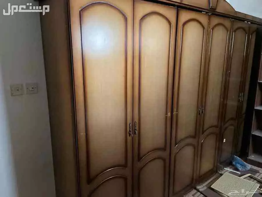 للبيع دولاب خشب بحالة جيدة يتكون من اربع اقسام