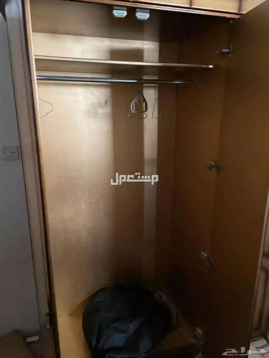 للبيع دولاب خشب بحالة جيدة يتكون من اربع اقسام