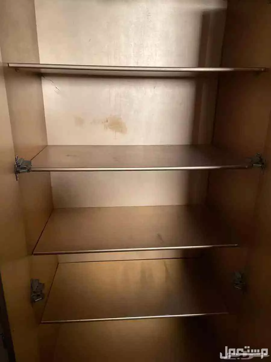 للبيع دولاب خشب بحالة جيدة يتكون من اربع اقسام